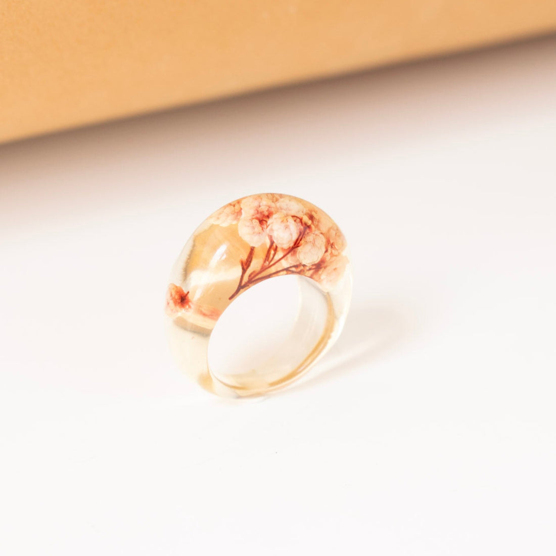 Anillo Acrílico Blanco Flores - Talla única 7.5