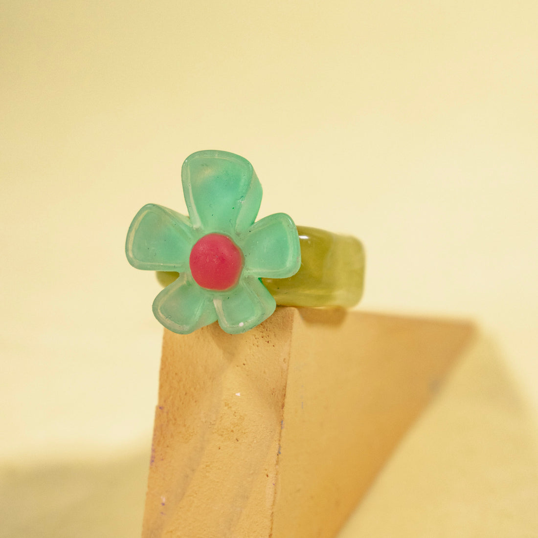 ¡NEW! Anillo Flor Verde - Talla única 6.5
