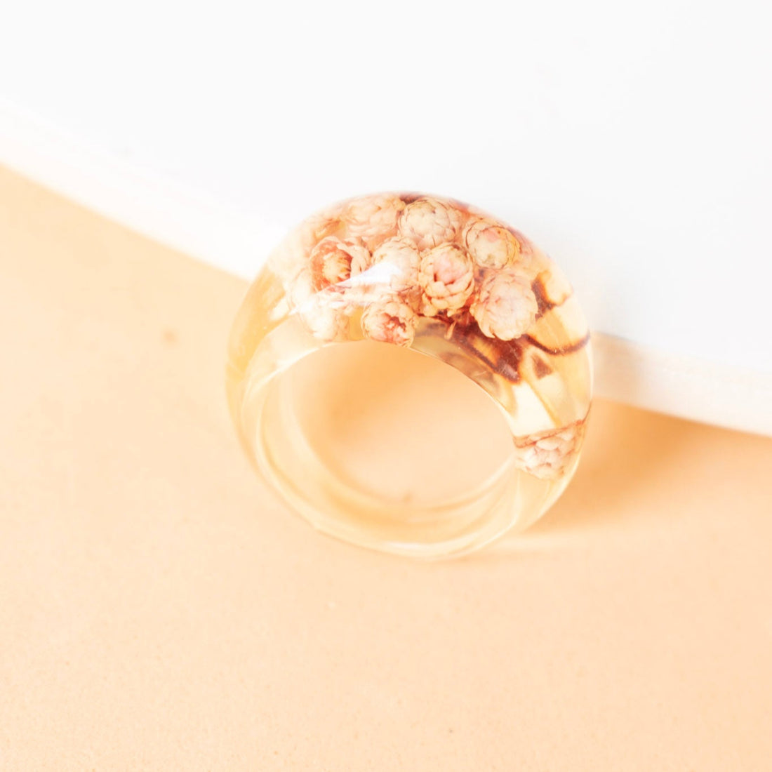 Anillo Acrílico Blanco Flores - Talla única 7.5