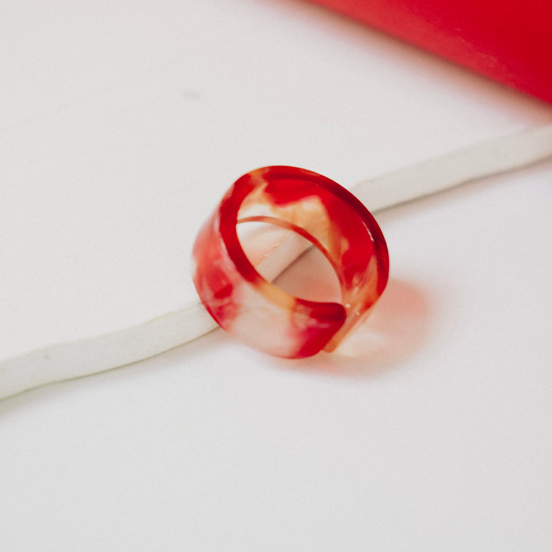 ¡NEW! Anillo Acrílico Rojo Multicolor - Talla Única 7