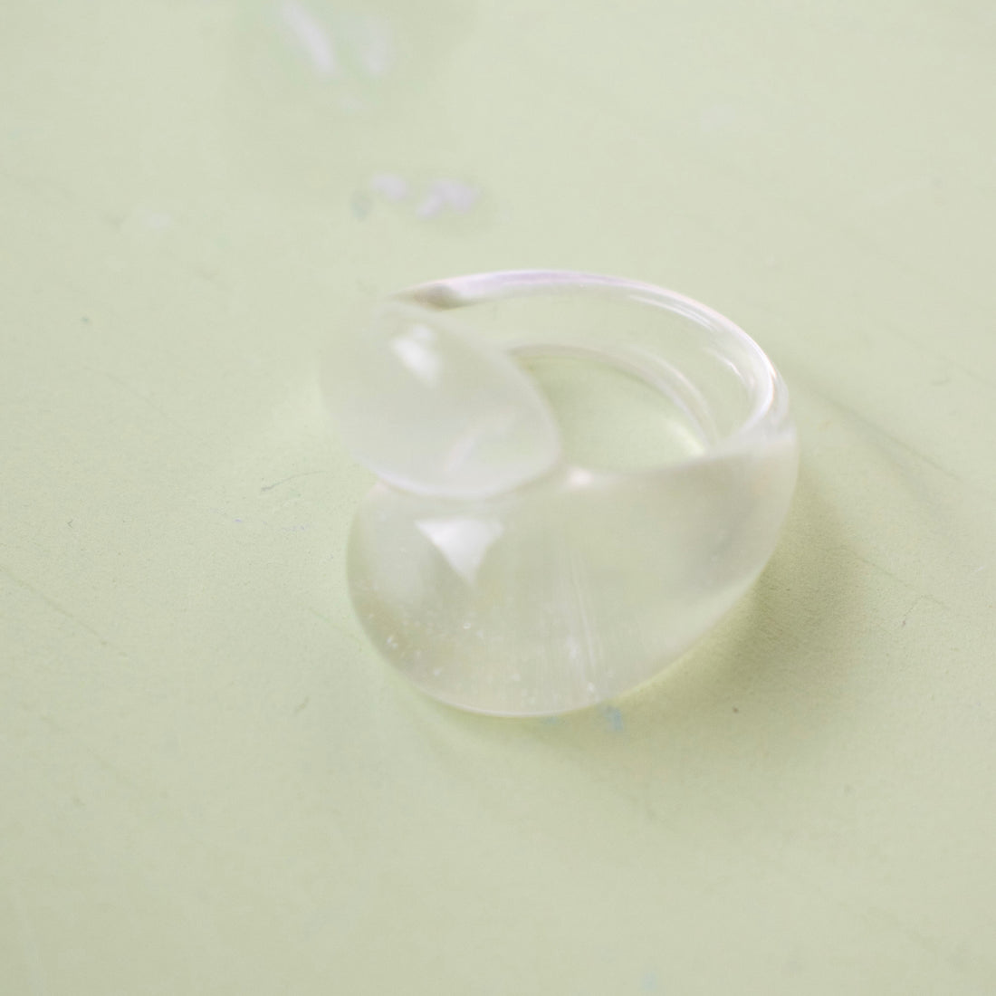 Anillo Acrílico Onda Retro Transparente -Talla única 8