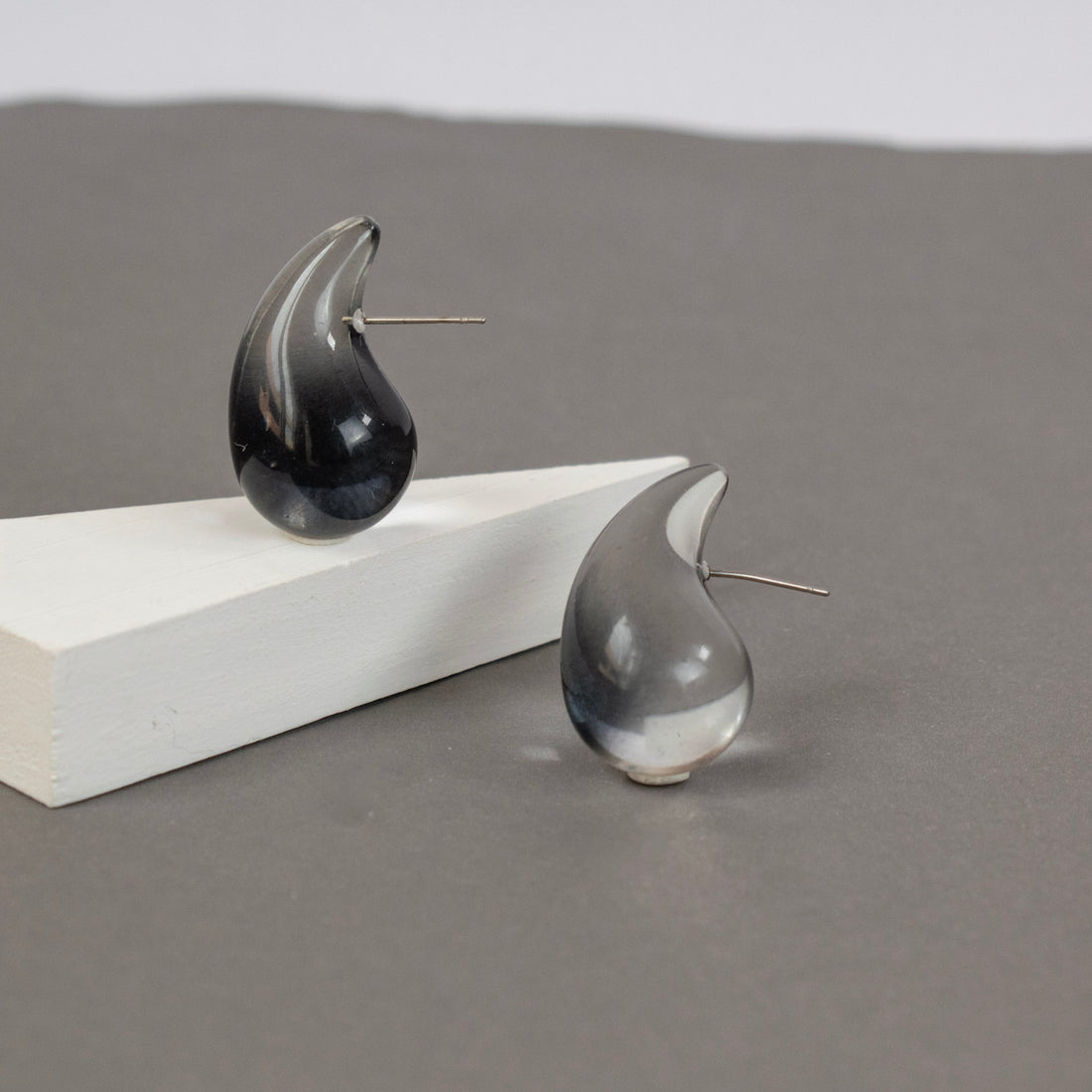 Aretes Acrílico Gota Cielo Gris