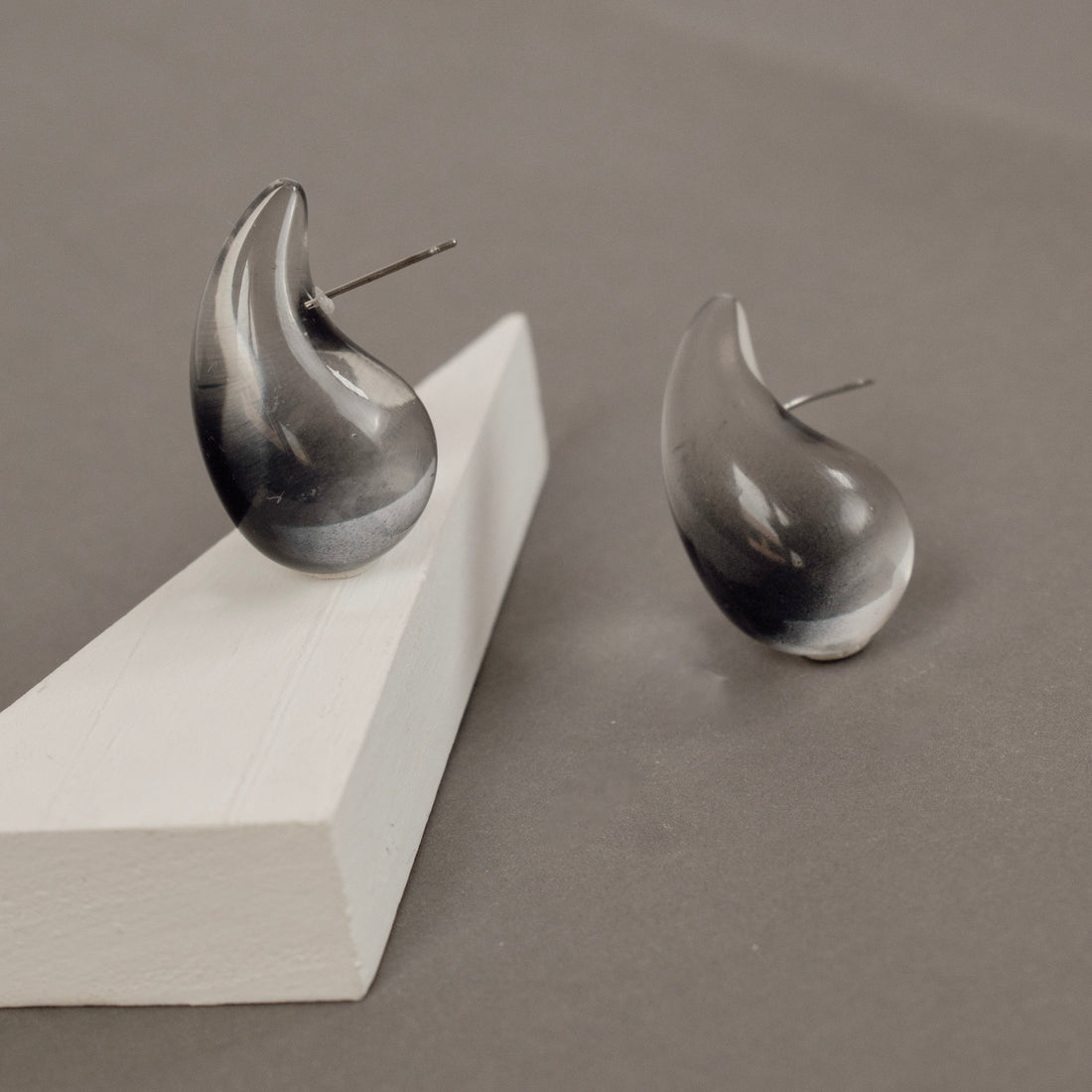 Aretes Acrílico Gota Cielo Gris