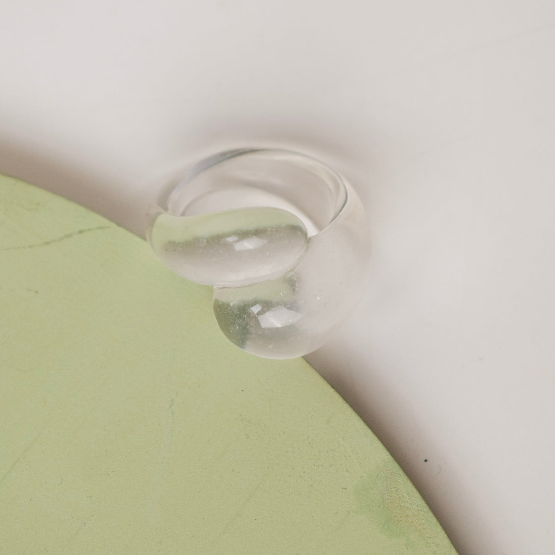 Anillo Acrílico Onda Retro Transparente -Talla única 8