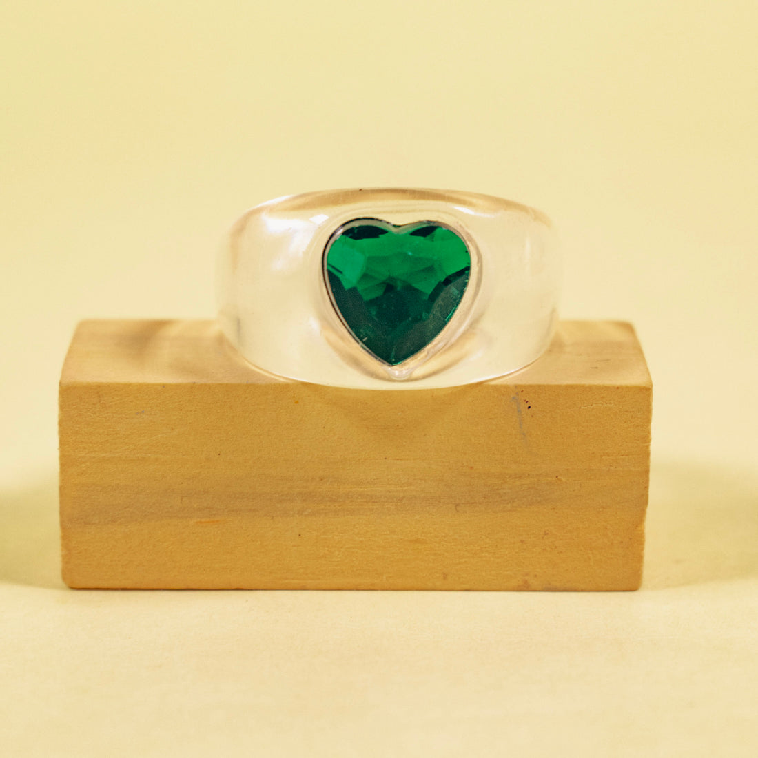 ¡NEW! Anillo Mini corazón verde- Talla única 7.5