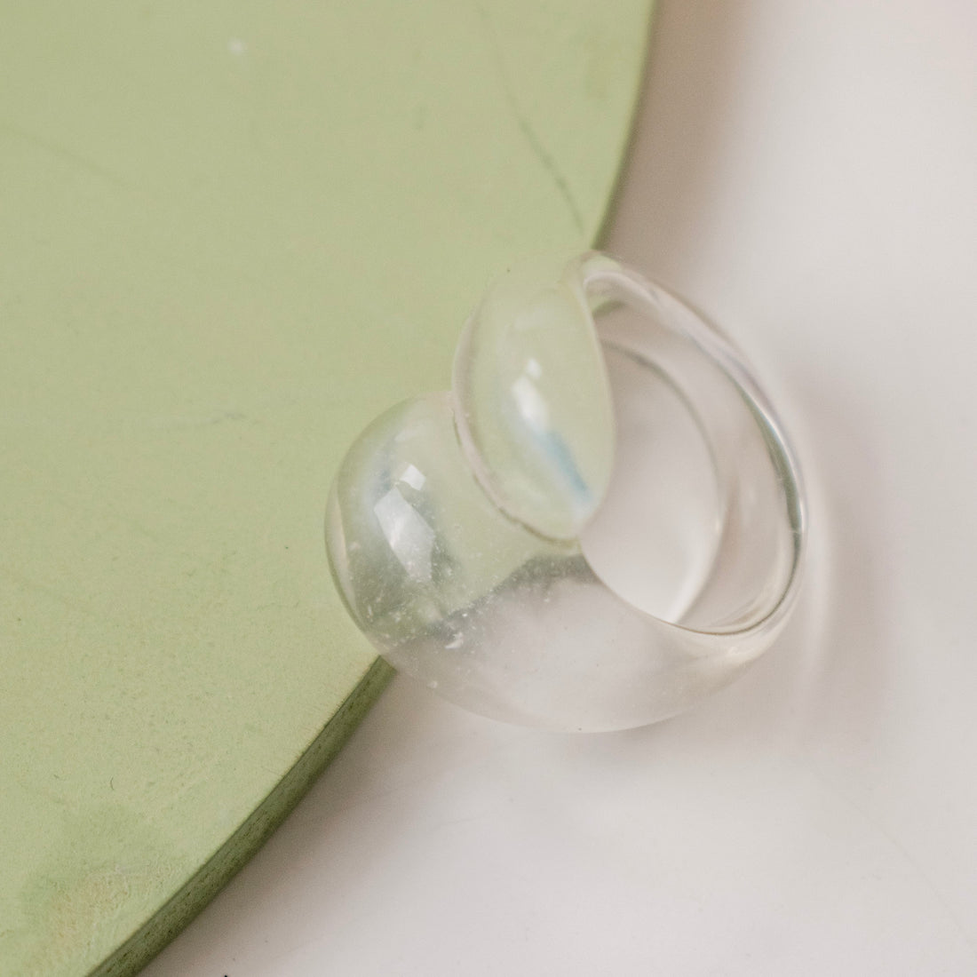 Anillo Acrílico Onda Retro Transparente -Talla única 8