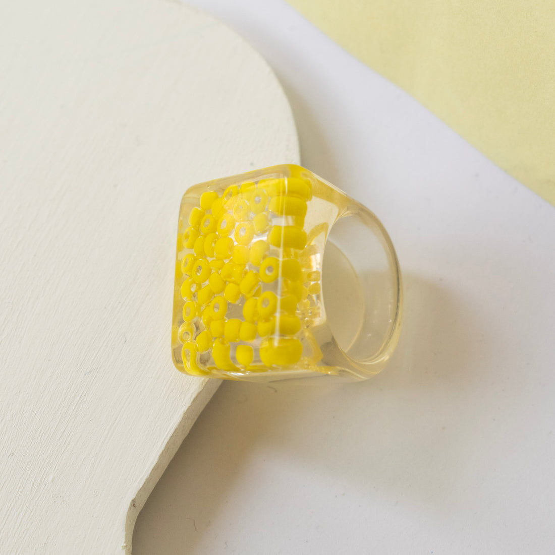 Anillo Acrílico tropical Amarillo - Talla única 9