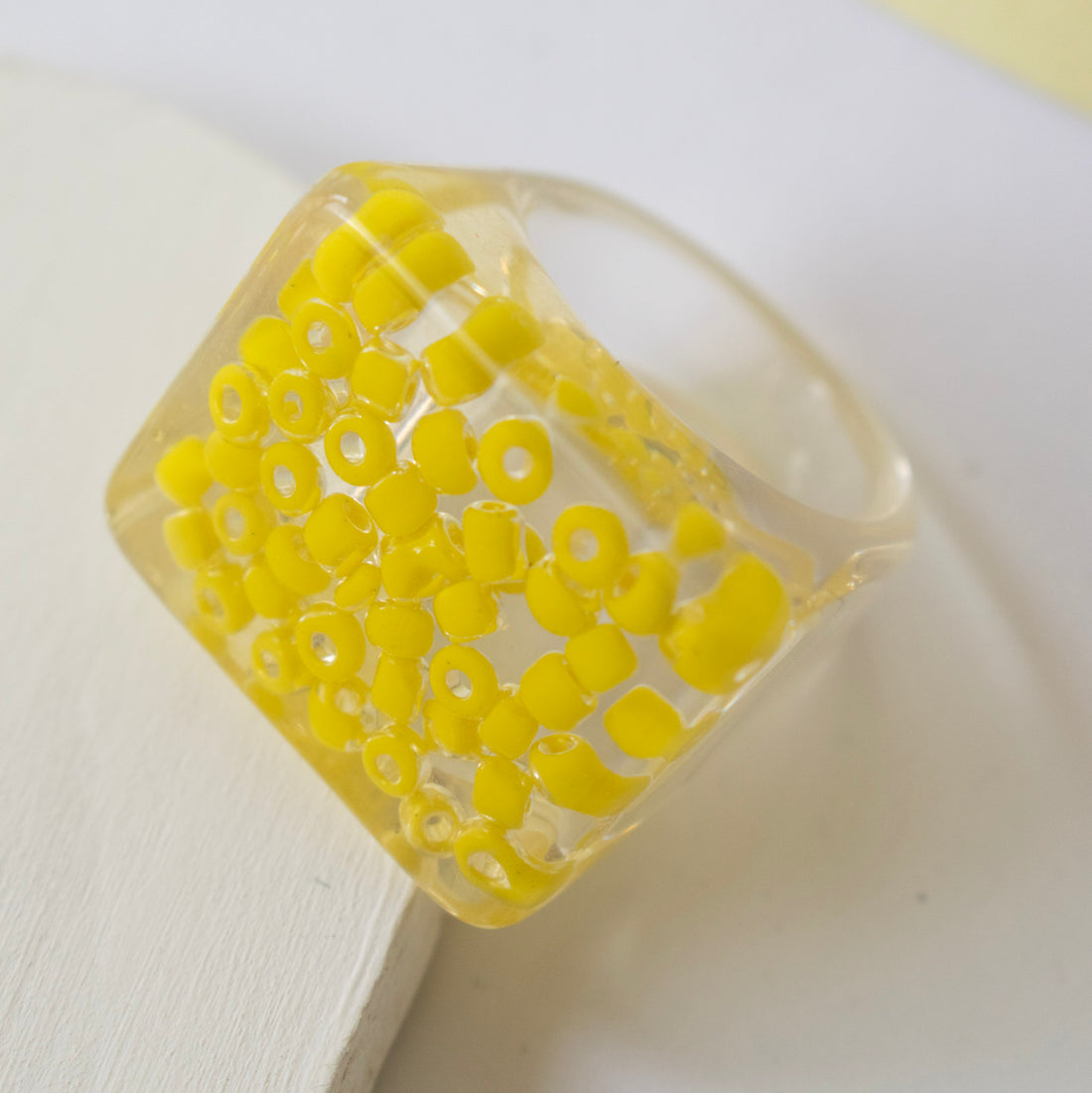 Anillo Acrílico tropical Amarillo - Talla única 9