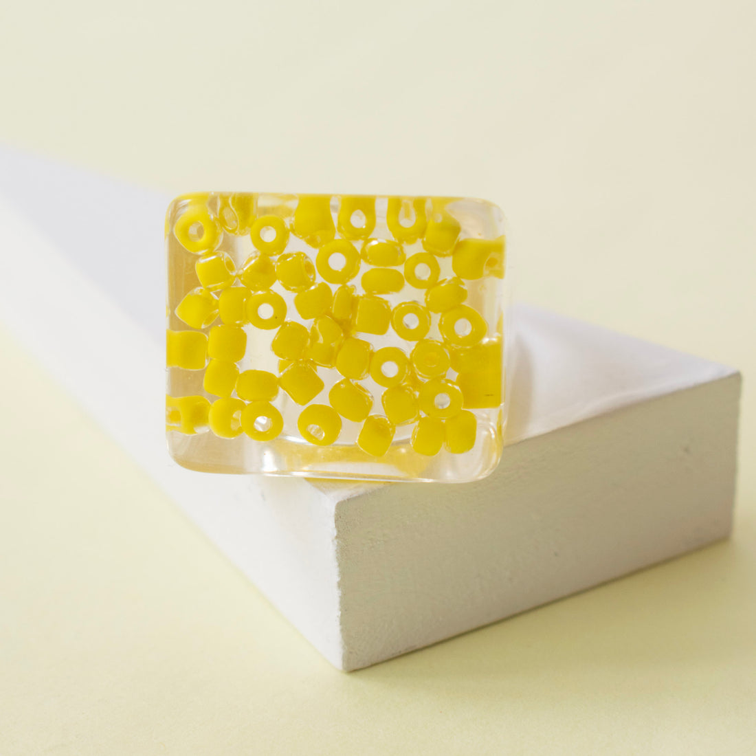 Anillo Acrílico tropical Amarillo - Talla única 9
