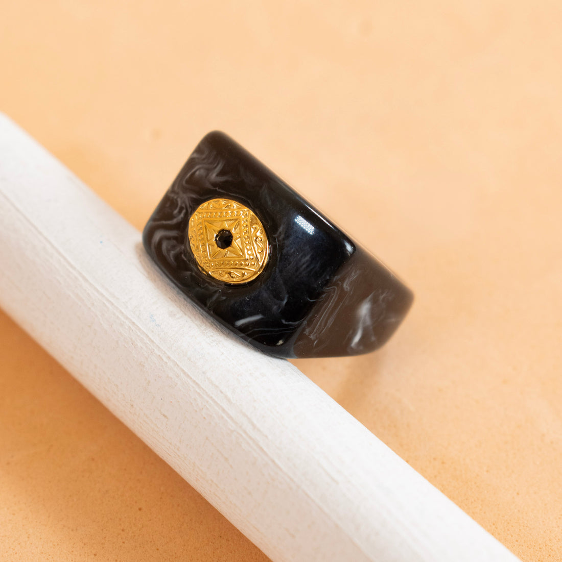 ¡NEW! Anillo Alma Negro Dorado - Talla 8