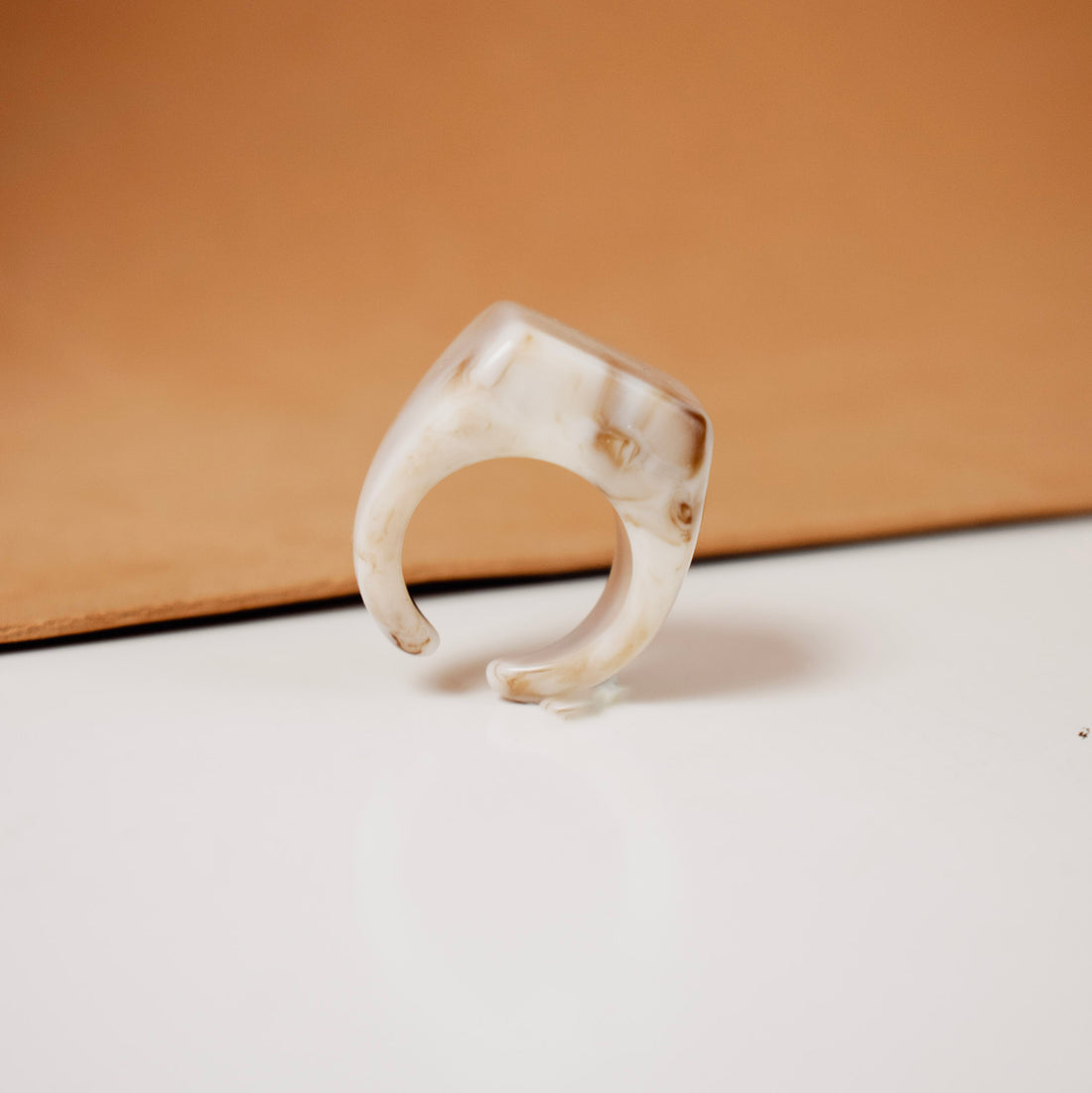 Anillo Acrílico Barroco Beige Café - Talla única 7