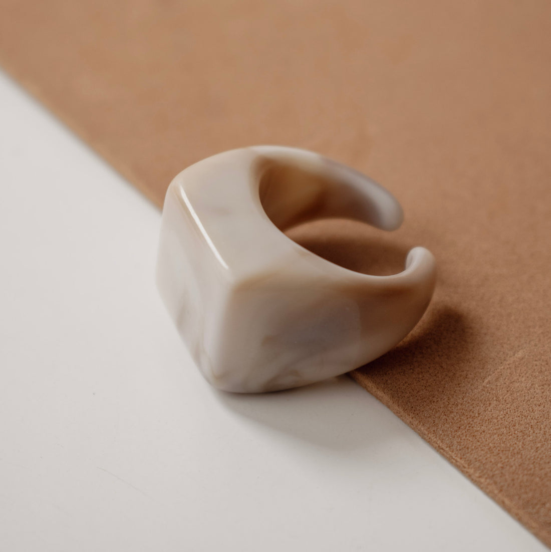 Anillo Acrílico Barroco Beige Café - Talla única 7