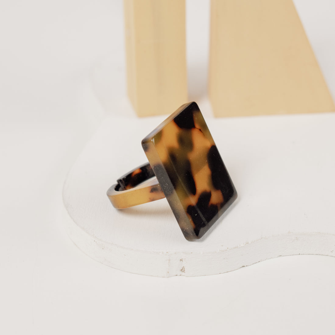 Anillo Acrílico cuadrado animal print café- Talla Única 7.5