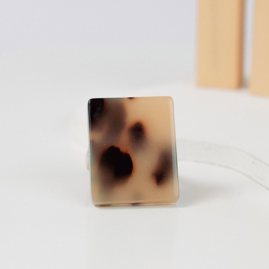 Anillo Acrílico cuadrado animal print beige - Talla única 7.5