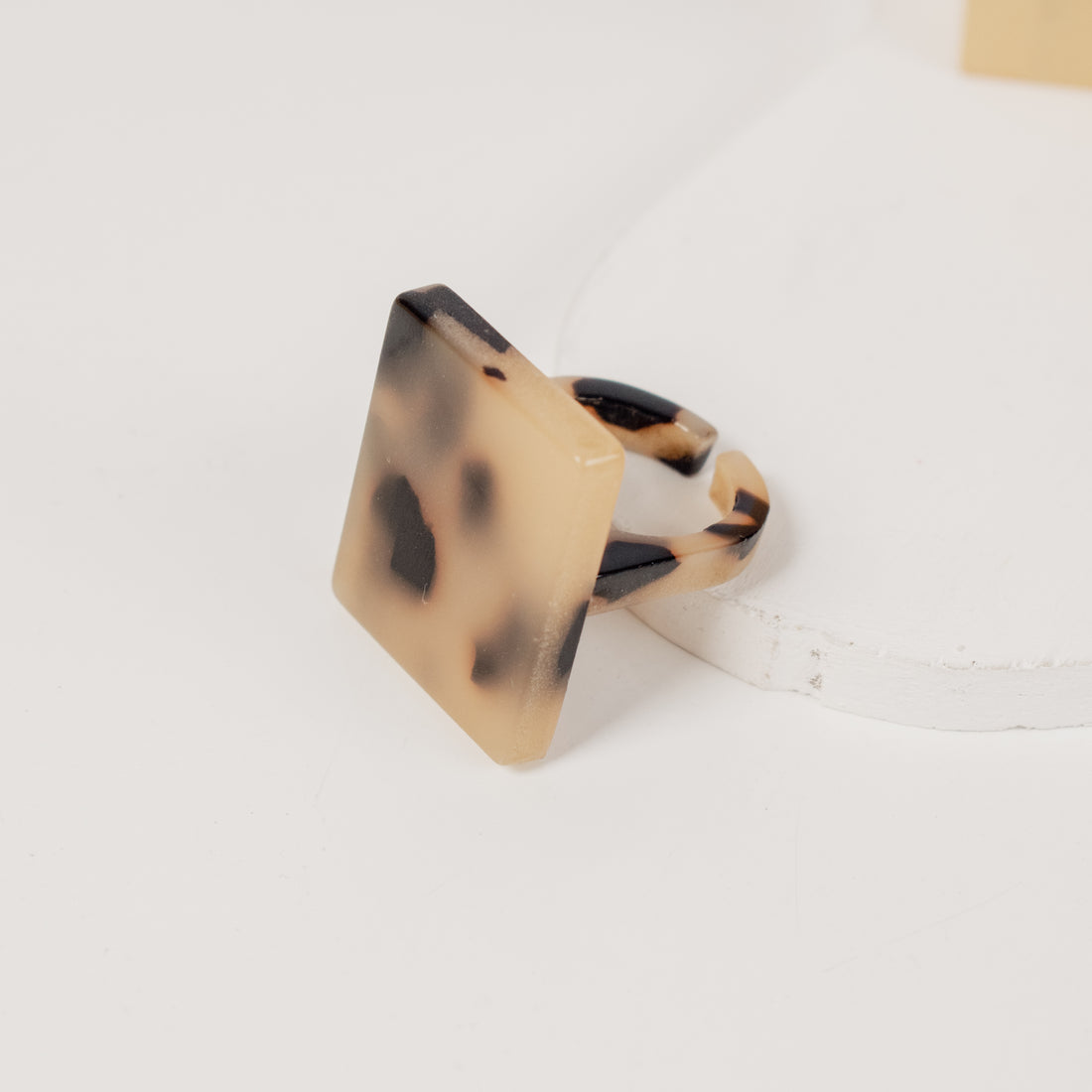 Anillo Acrílico cuadrado animal print beige - Talla única 7.5