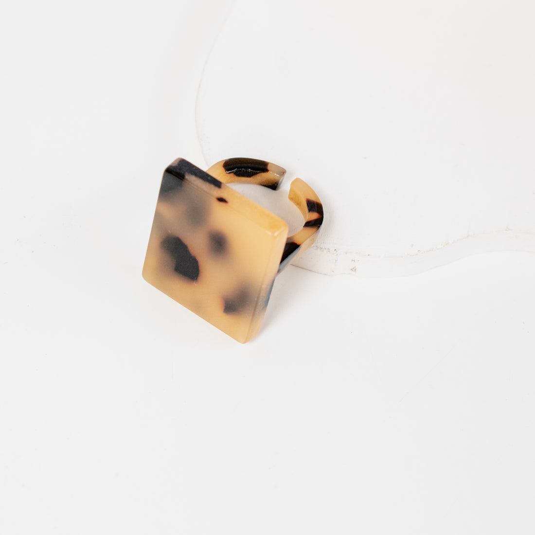Anillo Acrílico cuadrado animal print beige - Talla única 7.5