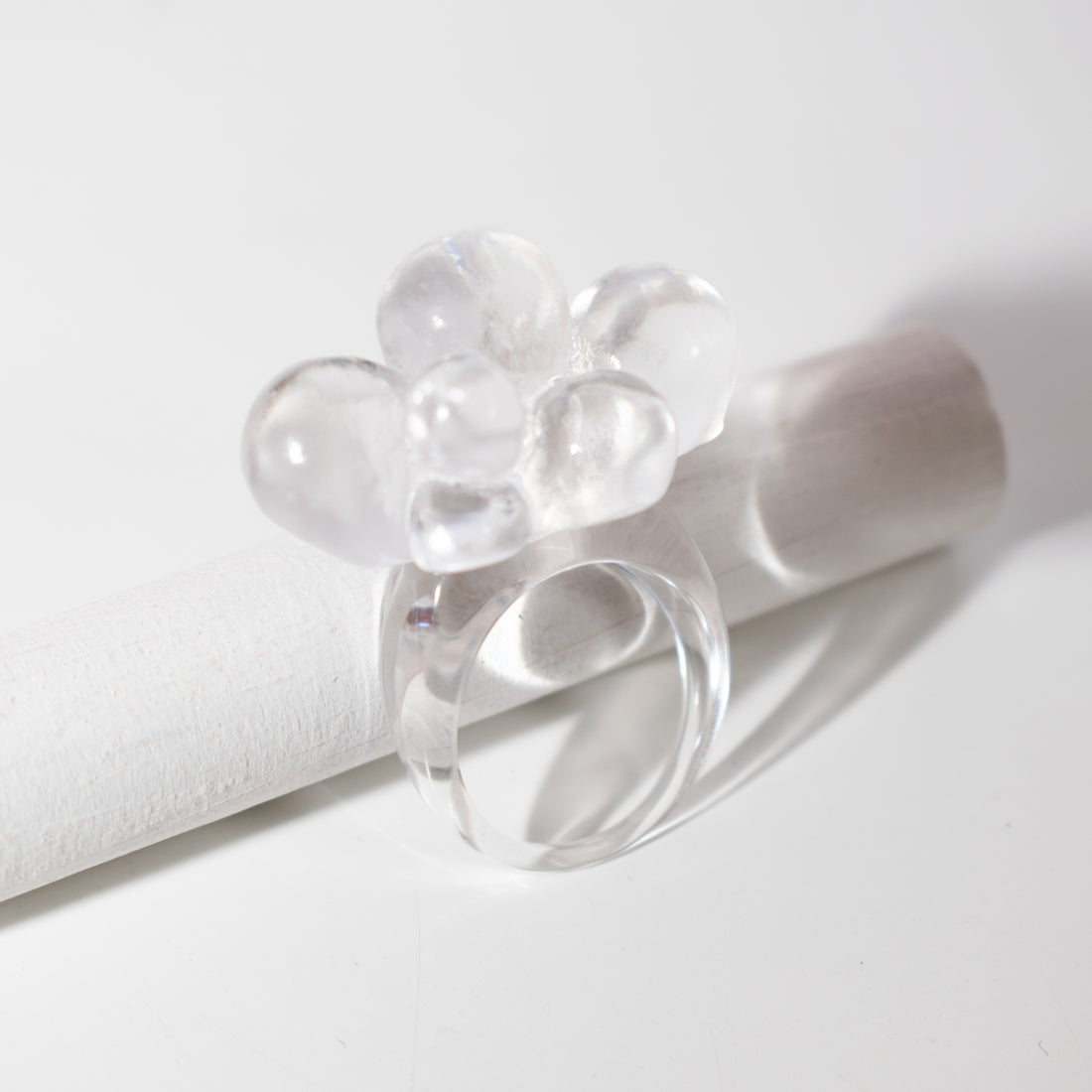 Anillo Acrílico pétalos transparente - Talla único 9