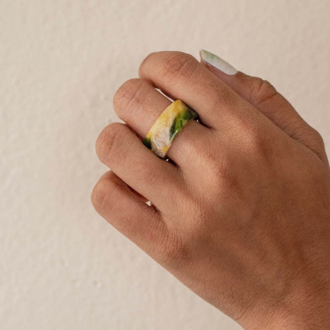 Anillo Acrílico Mango Verde - Talla única 8