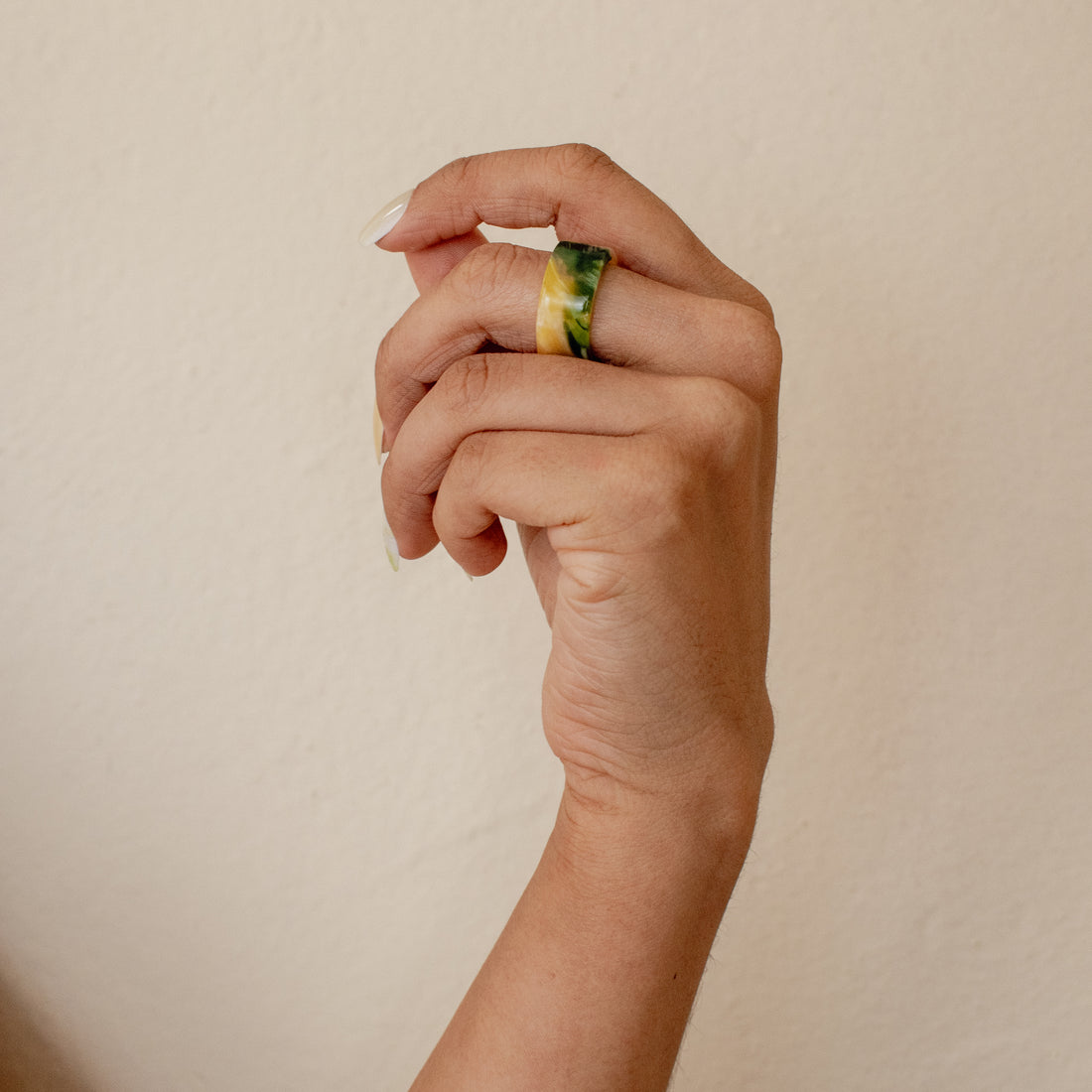 Anillo Acrílico Mango Verde - Talla única 8