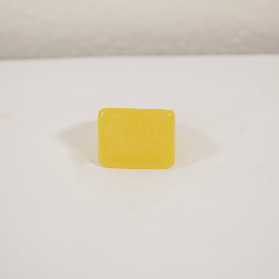 Anillo Acrílico cubo amarillo