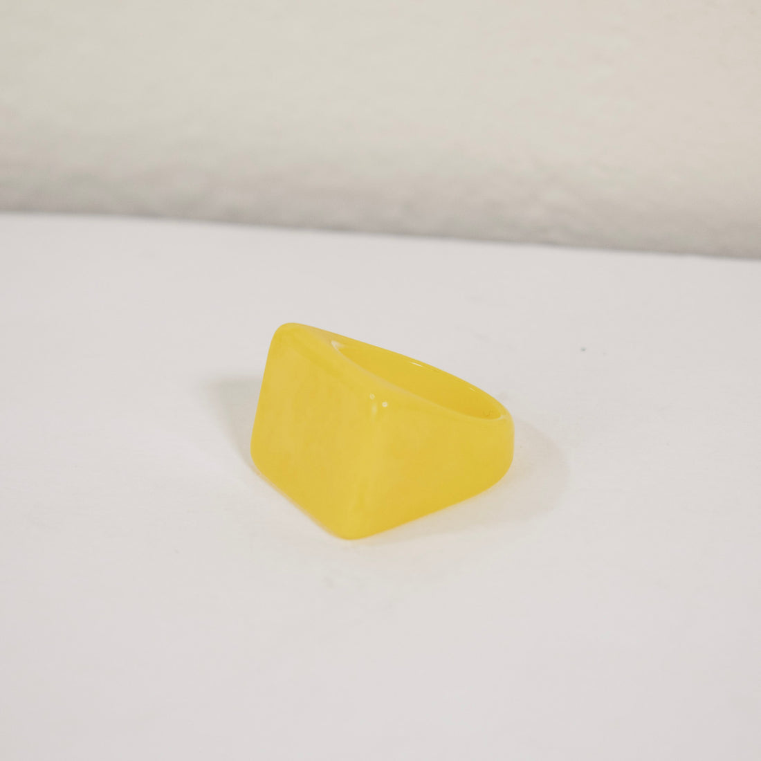 Anillo Acrílico cubo amarillo