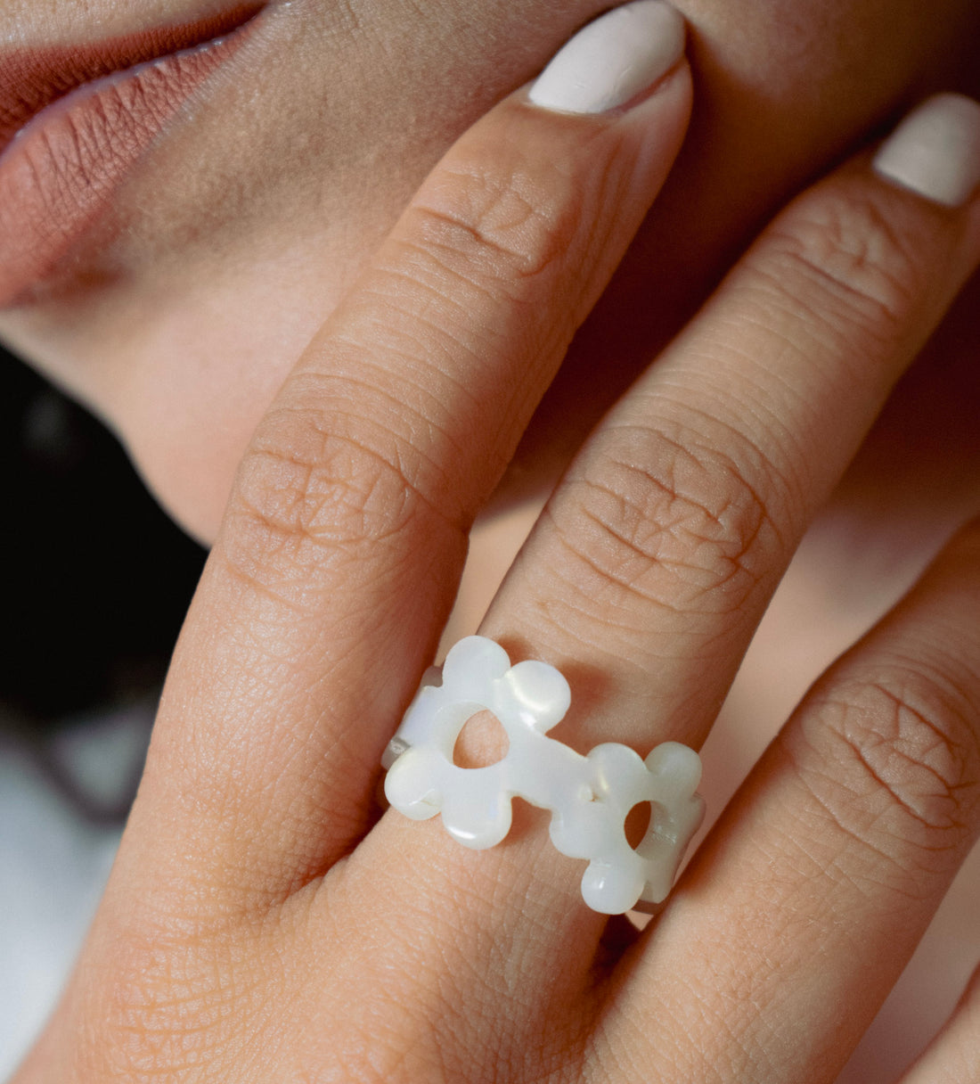 Anillo Acrílico Flores Nieve blanco