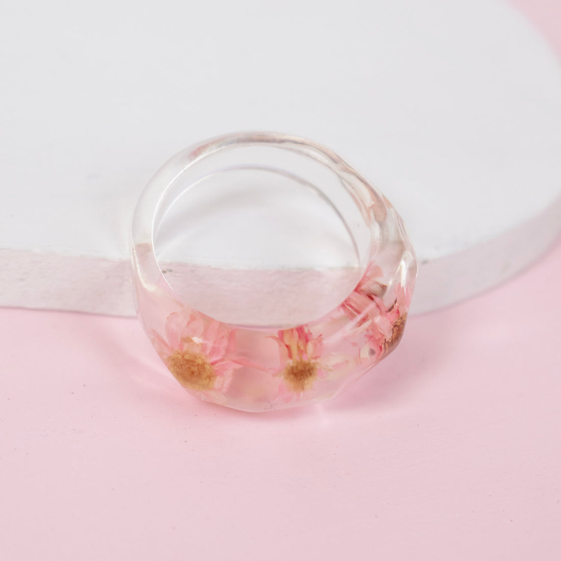 Anillo Acrilico Flores Rosadas transparente