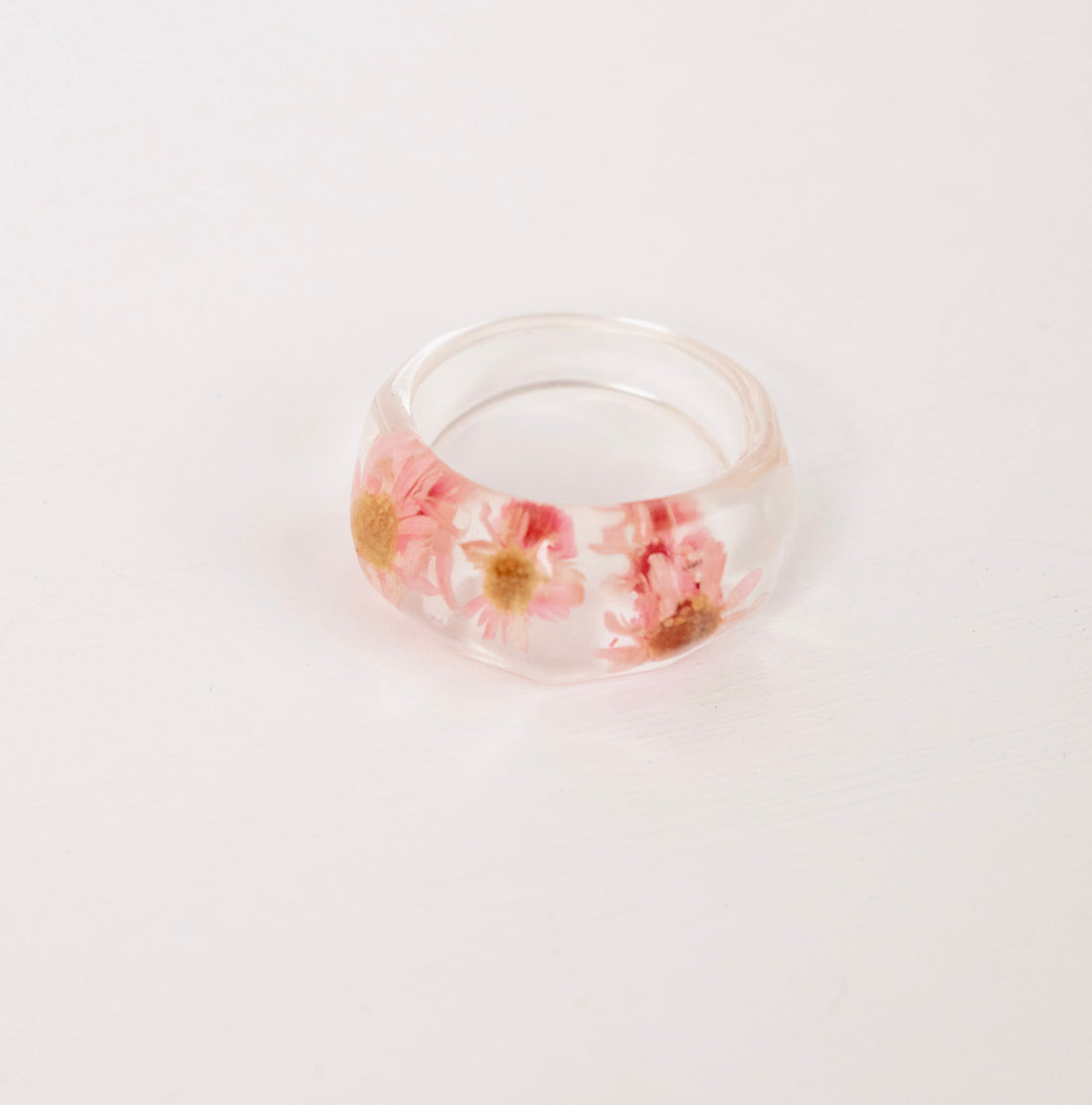 Anillo Acrilico Flores Rosadas transparente