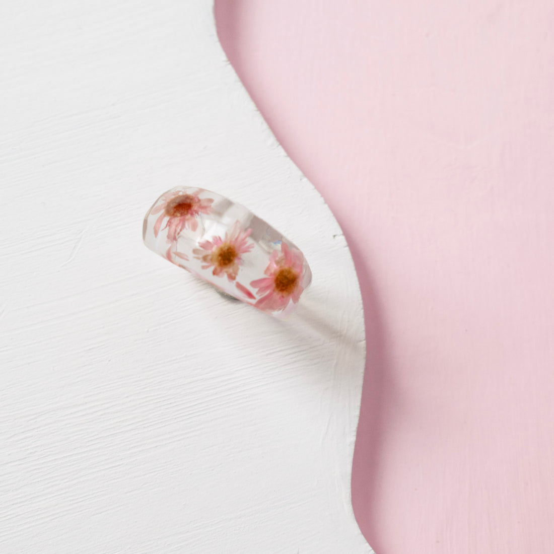 Anillo Acrilico Flores Rosadas transparente