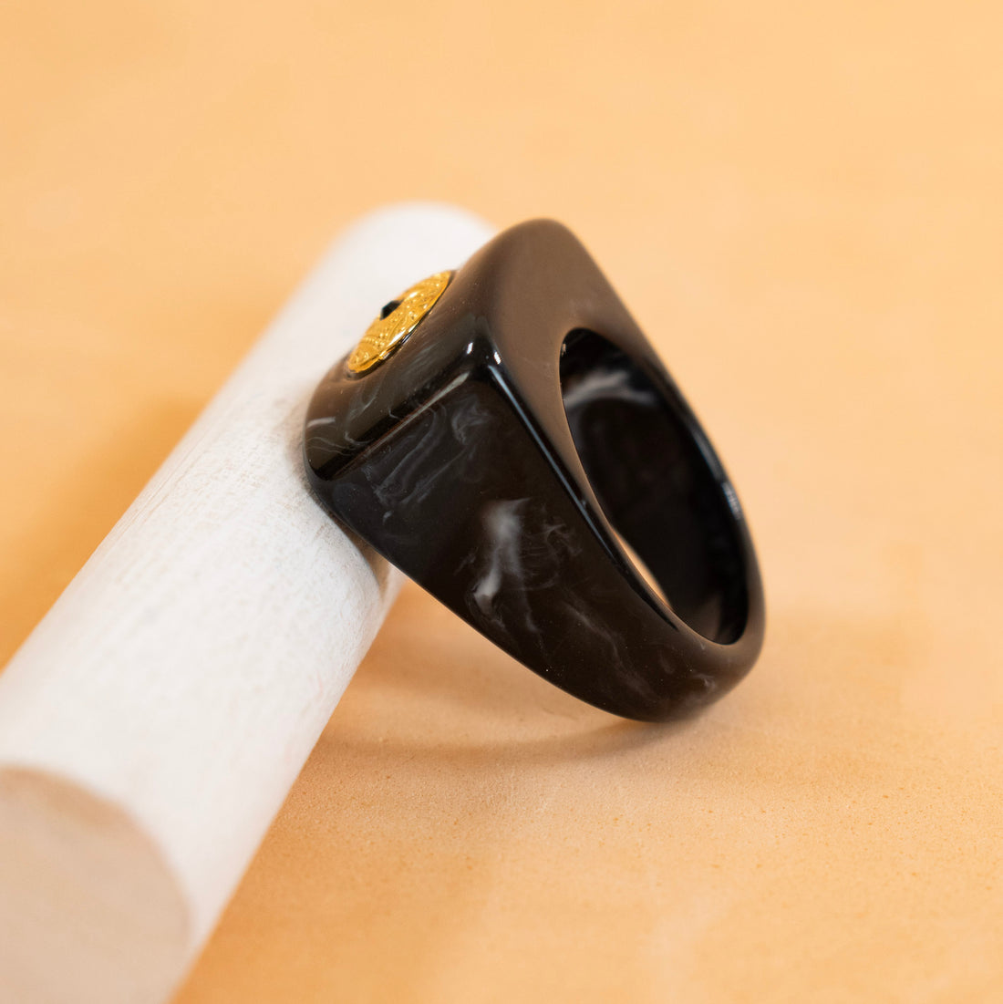 ¡NEW! Anillo Alma Negro Dorado - Talla 8
