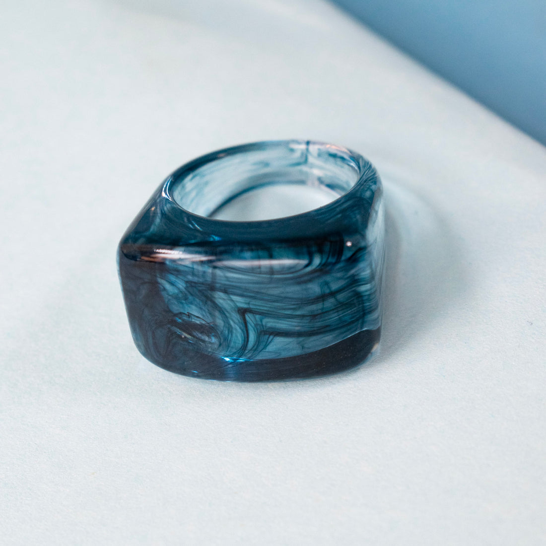 Anillo Acrílico Geométrico Azul Oscuro