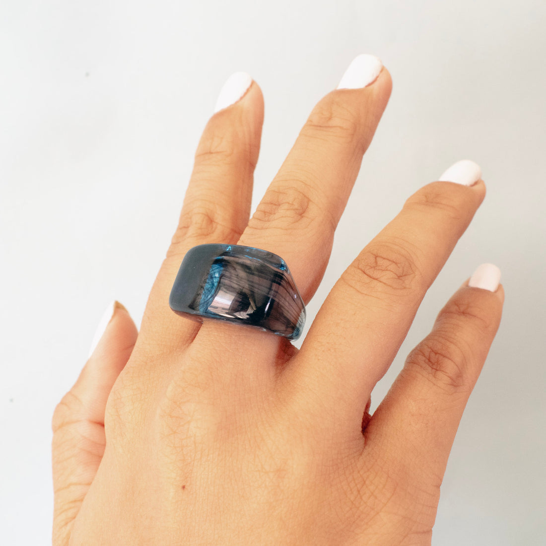 Anillo Acrílico Geométrico Azul Oscuro