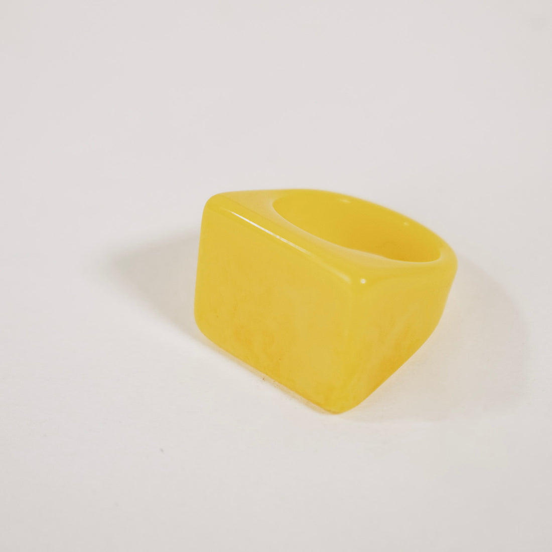 Anillo Acrílico cubo amarillo