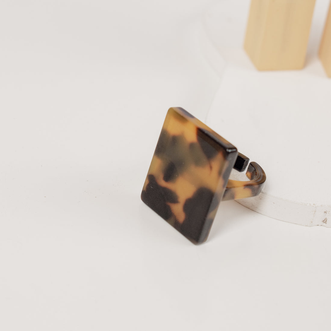 Anillo Acrílico cuadrado animal print café- Talla Única 7.5
