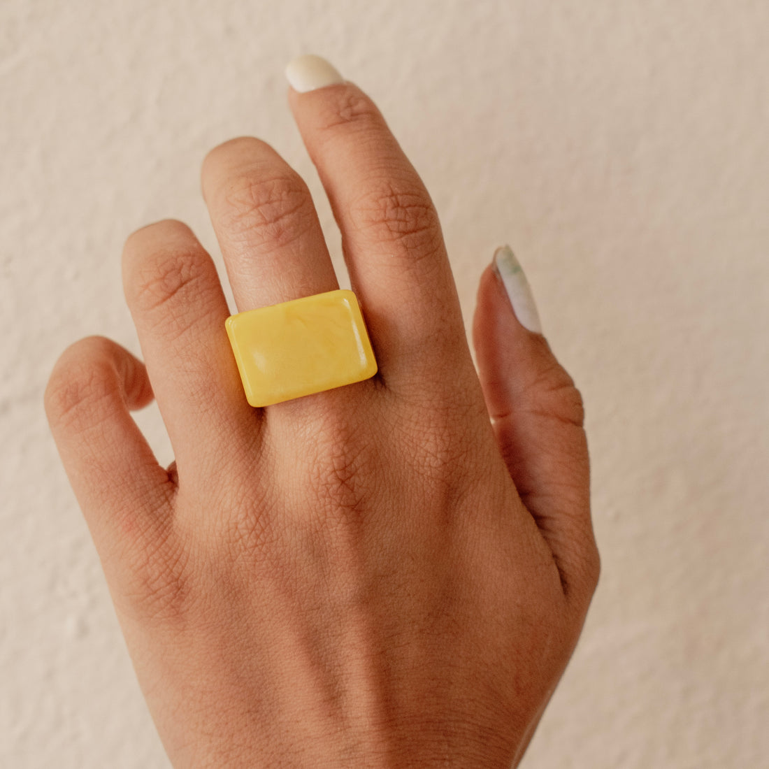 Anillo Acrílico cubo amarillo