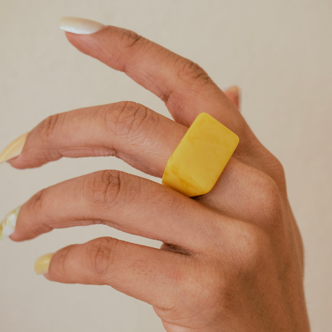 Anillo Acrílico cubo amarillo