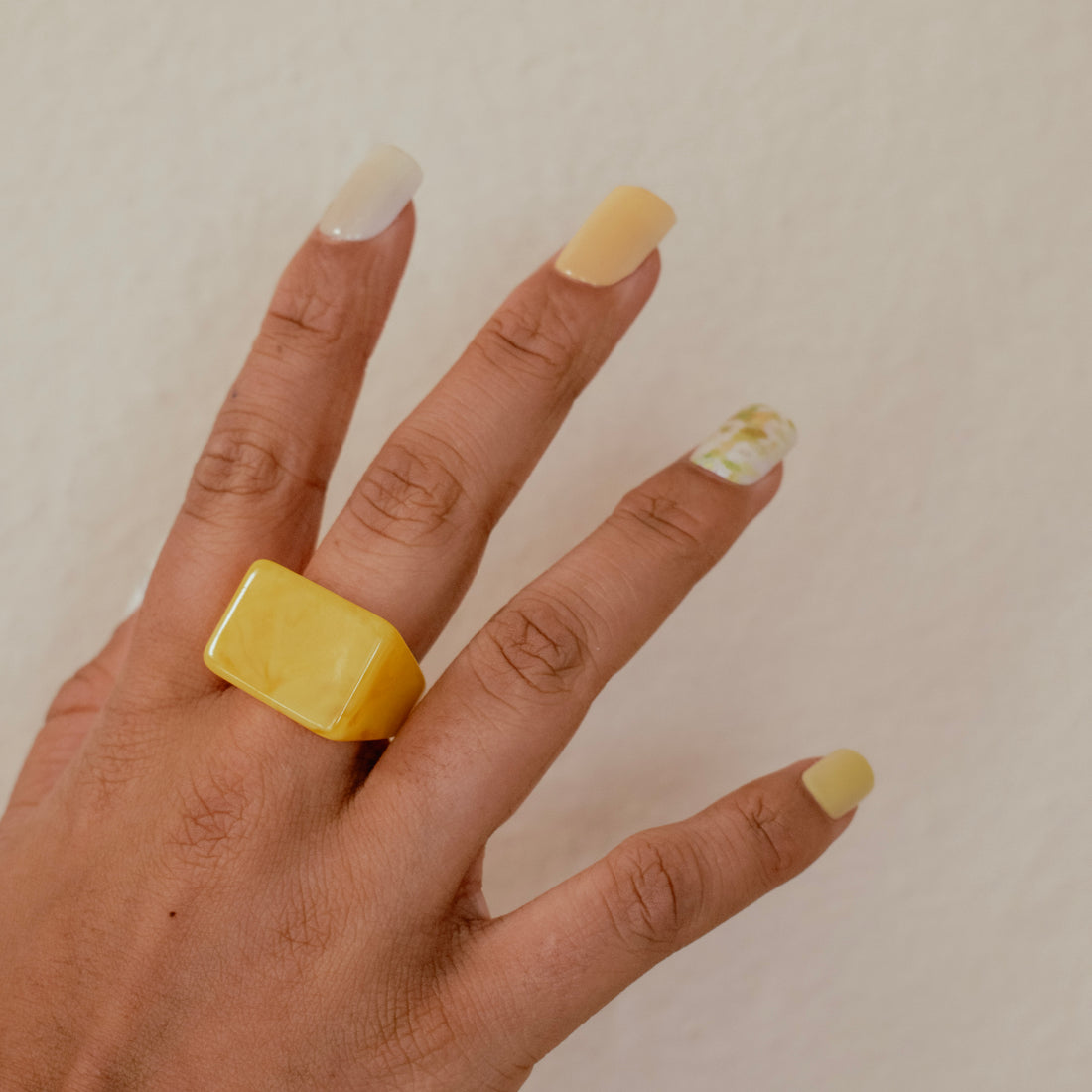 Anillo Acrílico cubo amarillo